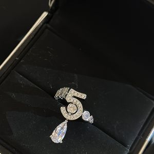 Anello da donna di lusso e alla moda Anello con telaio a faccia liscia con cinque caratteri di diamanti pieni di diamanti Anello con telaio a faccia liscia Gioielli da donna Anello con ciondolo in argento sterling di alta qualità