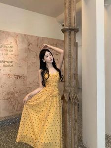 캐주얼 드레스 황금 노란색 꽃 인쇄 백리스 슬립 여름 여름 고품질 프랑스 빈티지 여성 V 넥 섹시 클럽 주름 긴 선 드레스