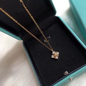 Crystal Zircon Square Charm Cross Short Chain Choker för kvinnliga smycken med låda