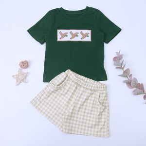Kläder sätter sommaren 2-stycken pojke set söt casual mode tecknad fågel broderad grön t-shirtshorts butik barnkläder 230410