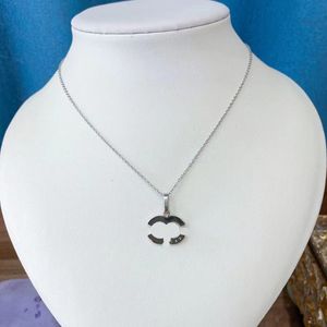 Collana regalo di amore di alta qualità Collana di diamanti di fascia alta di stile di moda Collana con ciondolo con logo di design Collana di gioielli di marca di lusso di Natale Collana di regali per feste di nozze