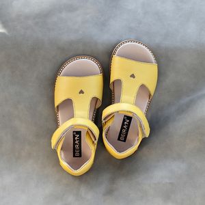 Första vandrare äkta läderflickor 'sandaler söta öppen tå mjuk denim barn skolskor baby trädgårdskor barn sandaler storlek 33 230410