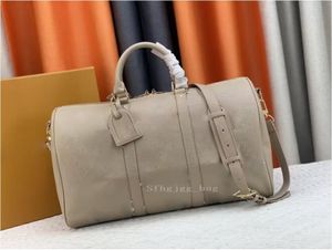 45 cm Real Leather Large Capacity Women Travel Bag Högkvalitativ män axelväskor bagagepås klassisk stil modeväskor messenger väska grossist handväska