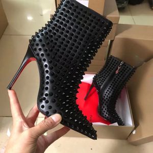 Designer Ankle Boots Women Red High Heels Solade spetsiga korta nitar Stövlar Luxurys läderstövlar svarta klackar blixtlås vinterklassiker Martin -stövlar med låda