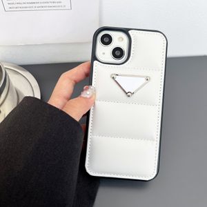 Designer Fashion Down Coat Case Jacket Iphone Case pour 11 12 13 14 15 Plus Pro Max Individualité pour Iphone Case Puffy Metal Target Fabrics remplir coton hiver