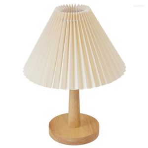 Bordslampor Creative Desk Lamp Homestay Desktop Decoration Retro Simple Pleated Night Light Wood Material Girls Bedroom Bedside