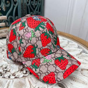 Designer Louisvuitton Beanie Morango Boné de beisebol bonito moda versátil boné de língua plana com a letra certa impressa em todo o chapéu protetor solar