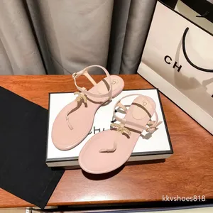 Paris Lüks Kadın Marka Marka Sandal Ch Ayakkabı Tasarımcısı Flip Flops Moda Mektubu Orijinal Deri Plaj Düz Diken Terlik Kanalı Slide Camellia Yüksek Kalite AAA