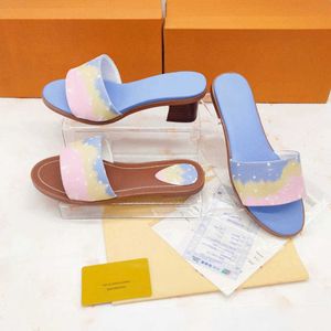 Famous Brand Feminina de alta qualidade Flipers de couro genuíno Designer clássico de luxo em relevo sandálias planas paris menina novo verão sapatos planos de verão atacado