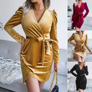 Modedesigner-Kleider für Frauen mit Puffärmeln Sexy Golden Velvet Wrap Luxus schwarzes Abendkleid Europäische und amerikanische Damenbekleidung M230410