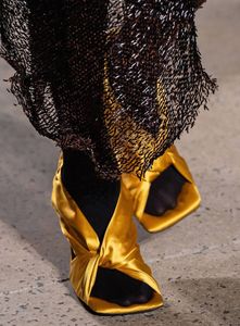 Satin-Riemchen-Sandalen mit eckiger Zehe Stiletto-Mittelabsatz Golden Solid Sexy Designer Damenschuhe Sommer Slip On Runway Pumps
