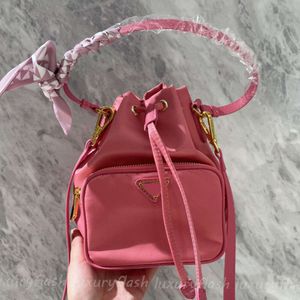 2023 Bucket Bag Women Designer Nylon Handbag Mini Tote Small Luxurys axel crossbody väskor 4 färg damer nano plånböcker