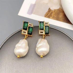 Pendientes colgantes Juego de perlas barrocas retro francesas Pendientes colgantes de esmeralda para mujeres Chapado elegante y delicado Joyería de oro de 18 quilates al por mayor