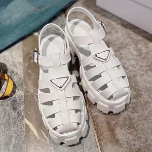 여성 폼 고무 샌들 디자이너 샌들 삼각형 금속 슬리퍼 레이디 플랫폼 슬라이드 둥근 발가락 복고풍 로이퍼 패션 비치 신발 2023
