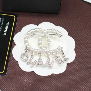 Luxury Women Diamond Letter Brooches Silver Plated Brooch Inlay Crystal Rhinestone Designer Pearl Pin Broches Men Party Jewelry Accessories Gift WW