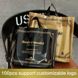 Confezione regalo Borsa regalo moda oro nero Borsa tote Borsa per imballaggio in plastica Borsa per la spesa per vestiti Parrucche Confezione 100 pezzi Supporto personalizzato 231109