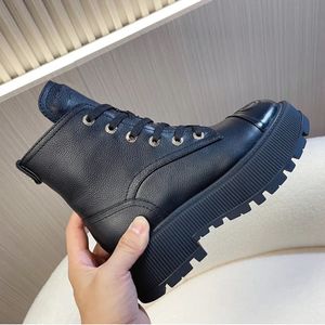 Neue robuste, klobige Plateaustiefel aus Leder zum Schnüren, Kampfstiefel mit niedrigem Absatz, Plattform-Martin-Booties, Knöchel-Luxus-Designer-Markenschuh