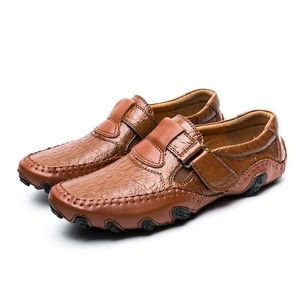 Scarpe casual da uomo in pelle Mocassini da uomo di lusso Mocassini Slip traspirante su scarpe da guida nere Taglie forti per ragazzi vestono scarpe da festa