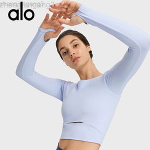 24SS Desginer Aloo Yoga Topsスポーツ長袖のフィットネススーツはチェストパッドと女性のタイトフィッティングショートTアウトドアランニングトレーニング用