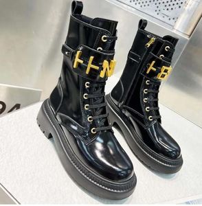 Botas Patente Preto Branco Couro Bota Plataforma Mulheres Botas Graphy Inverno Moda Luxo Ouro F Metal Fivela Mulheres Sapatos Lace Up Side Zip Combat Boot