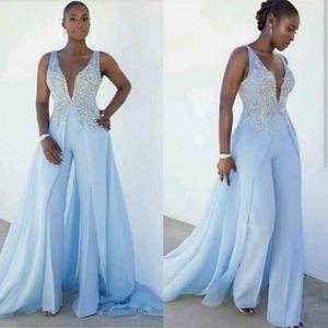 Light Sky Blue Jumpsuits Prom-klänningar för kvinnor ärmlösa V-ringningsremmar Långa Bohemiska formella aftonklänningar Lace Applicques Pärlade Elegant specialtillfällen slitage 2023