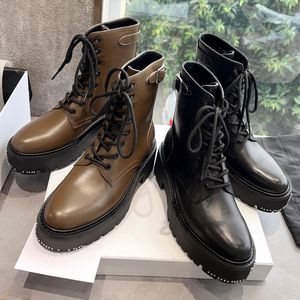 Bota volumosa com cadarço e sola cravejada em botas triomphe pretas brilhantes, botas de grife, botas femininas, botas de inverno, botas martin, bota de couro de vaca, botas da moda