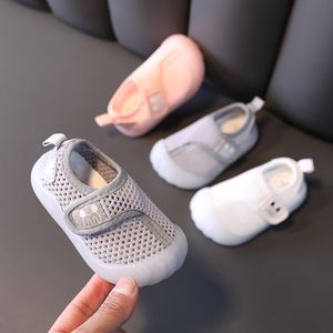 Första Walkers Baby Casual Shoes Toddlers första steg Summer Girls 'Mesh Breattable Tenis Sneakers 230410