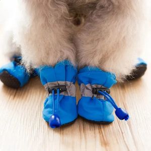 Scarpe protettive per animali domestici 4 pezzi Set impermeabili invernali calde Scarpe per cani da compagnia Antiscivolo Stivali da neve da pioggia spessi per gatti piccoli Cuccioli Chihuahua Calzini Stivaletti 231110