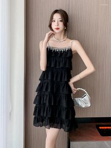 Lässige Kleider Sommer Sexy Kleid Frau Kette Perlen Riemen Ärmellos Slash Neck Französisch Stil Chic Schlank Rückenfrei Schwarz Rüschen Mini Weiblich