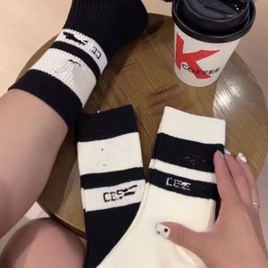 Malhas de marca clássica meias femininas novo tubo alto produtos europeus impressão quente letras tridimensionais da maré meias estilo todos usam cintura alta