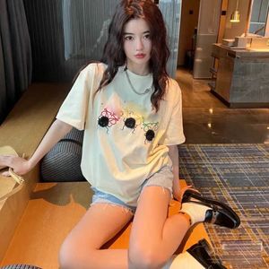 Luxury Designer Women T Shirt Shirt Rätt version av året Street Trend Luojia 23SS Dust Elf Small Coal Ball Eyelash Embroidery OS Loose