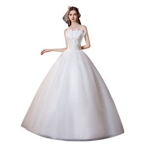 The bride's one-shoulder bra wedding dress looks thin and simple light wedding dress