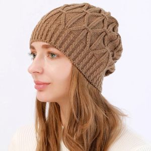 Chapéus femininos de malha de inverno elástico à prova de vento gorro moda cor sólida proteção de orelha quente vintage ao ar livre crânio boné