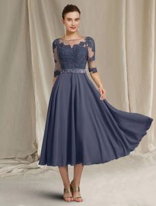 2024 Grå A-Line Mother of the Bride Dress Elegant Jewel Tea Length Lace Appliques Chiffon Half Sleeve Guest Party Gowns Robe de Soiree