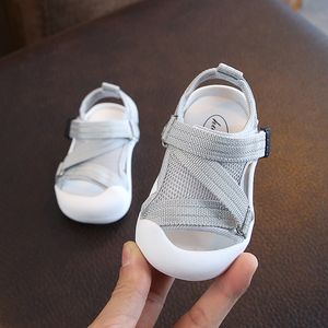 Pierwsze spaceryjne Baby Girl Boy Sandals Summer Baby Baby Buty nie poślizgnięcie się miękki, oddychający butów na plaży dziecięce sandały dla dzieci 230410