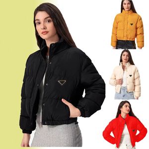 ダウンジャケットの女性コートデザイナー女性ウィンタージャケットファッションコートとクラシックレターの大きなポケットジャケットデザイナーウォームショートコットンルルメンレディースウインドブレイク