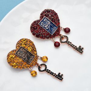 Brosches Pins Wulibaby Rhinestone Nyckelhjärta för kvinnor unisex röd brun kärlek casual party brosch pin gåvor