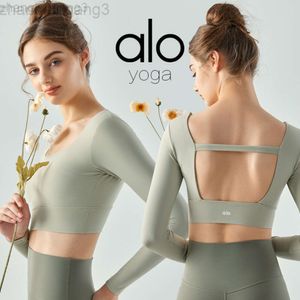 Desginer Aloo Yogaは、フロントプリーツと広がりのある裾で美しい背中をトップにします。女性の裸のカサスポートのための長袖のトップとチェストパッド付きのフィットネスウェア