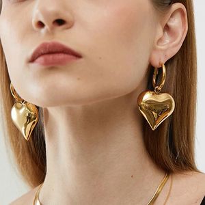 Серьги-гвоздики 2023 Chic Heart Huggie Hoop Earrings Ins Jewelry Асимметричные для женщин Золотого цвета Подростковый подарок 231110