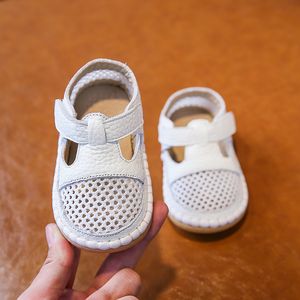 Pierwsze Walkers Sandały plażowe dla dzieci Letnie dziewczynki i chłopców butów anty zderzenie miękkie, szczere skórzane sandały plażowe dla dzieci 230410