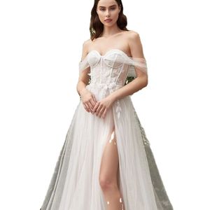 Długa liniowa suknia ślubna z ramionowej sukni ślubnej