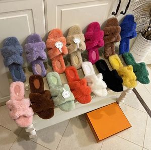 Designer Oran Sandals Warm Fluffy Furry Sandal Women Fur Slides ull tofflor Platta fårskinn glider hem Sipper platt mule skjutreglage fluffiga tofflor