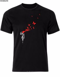 Herr t-shirts banksy tjej som blåser hjärnor ut röda fjärilar street konst mäns t-shirt topp al97 coola casual stolthet herr unisex sbz3043 230410