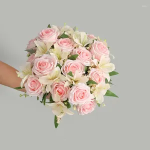 装飾的な花結婚式の人工スノーフレークユリの香料バラ花束ホームデコレーションシミュレーションフラワーシルクピンクユリローズ植物
