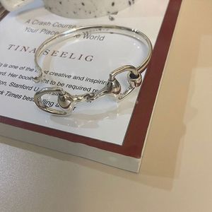 Braccialetti di fascino placcato argento per le donne a ferro di cavallo con fibbia a morsetto bambù semplice Pulseras Femme gioielli di design di lusso 230410