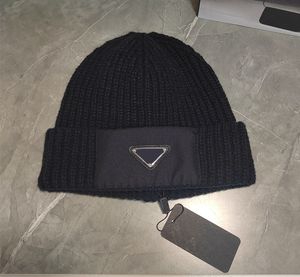 Znakomity luksusowy projektant z dzianiny czapka czapka klasyczna marka Męska marka Trójkąt Trójkąt Triangle Casual Beanie Hat Outdoor Travel Ear Strażnicy Modna Wysokiej jakości 16 kolorów