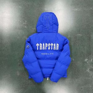 2023 JAKTLETRAPSTAR DECODED HOODED PUFFER-DAZZLING BLUE TRAPSTARS JACKE EU STORLEK Fashion