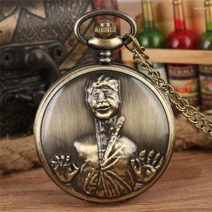 Pocket Watches Retro Bronze Carved Long Neck Design Män Kvinnor Pendant Quartz Watch Halsband Tröja Arabisk nummer Displayklocka