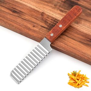 Potatischip Slicer Pries Fries Cutter Rostfritt stål Kniv Trähandtag Vegetabiliska WAVY Cutting Tools Kök Gadgets Frukt Vegetabiliska verktyg Q711