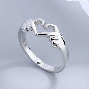 Band Rings Romantic Heart Hand Hand Anel de moda para mulheres Jóias de casal Silver cor punk gesto wedbure Men Cessories D âmago Presentes P230411